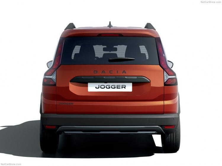 <p><strong>AİLE OTOMOBİLİ YENİDEN TASARLANDI</strong></p>

<p>5 veya 7 koltuk seçeneğiyle<strong> Dacia Jogger</strong>, geniş aileler için en iyi yol arkadaşı olacak. Dacia Jogger, çok yönlü yapısıyla günlük maceralarda ve doğa gezileri için ideal bir araç olurken; Dacia, kullanıcıların ailesi ve arkadaşlarıyla tam bir özgürlük içinde hayatın keyfini yaşamalarını sağlayan bir araç sunuyor.</p>

<p> </p>
