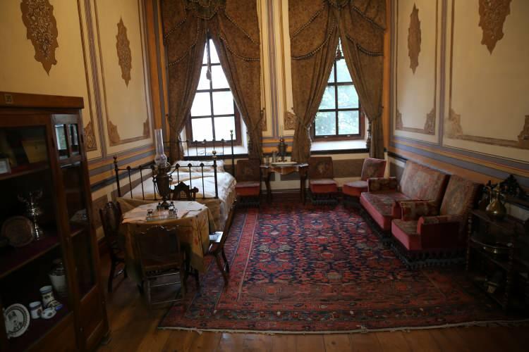 <p>Halihazırda iki yeni teşhir odası oluşturduk. 1915'te burası Sivas Lisesi olarak kullanılıyordu ve burada okuyan öğrencilerin tamamı Çanakkale Savaşı'na gönüllü olarak gittiklerinden ve şehit olduklarından dolayı okulumuz mezun verememişti. Bu amaçla o öğrencilerin anısına bir sınıf oluşturduk. Bizzat o dönem kullanılan sıralar o teşhir odasında kullanılmıştır.</p>
