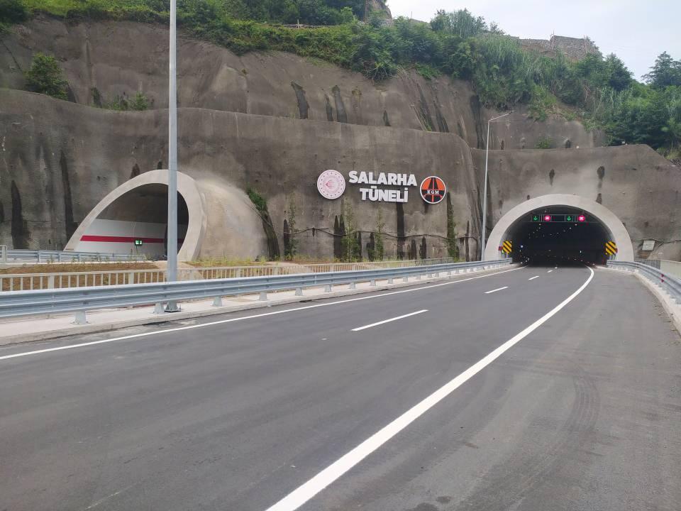 <p>Projenin toplam uzunluğu 4,30 kilometre bölünmüş yol olup yaklaşık 3 bin metre uzunluğuna sahip çift tüp Salarha Tüneli ile bağlantı yolları tamamlanarak 4 Eylül'de hizmete sunulacak.<br />
</p>