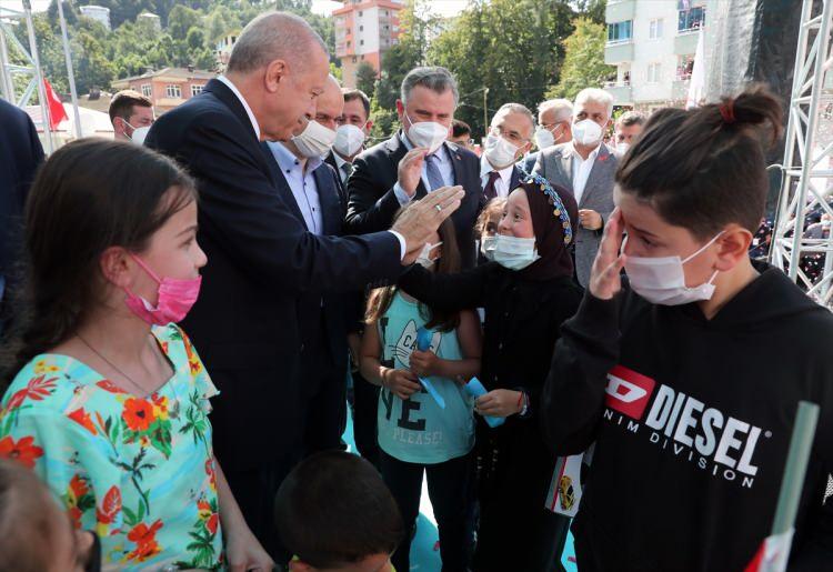 <p>Cumhurbaşkanı Recep Tayyip Erdoğan, Rize'deki temasları kapsamında Salarha Tüneli Açılış Töreni'ne katıldı.</p>