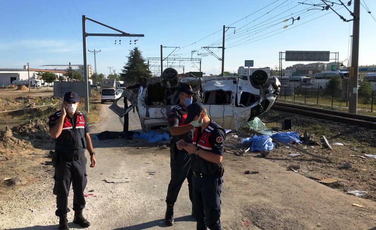 <p>TEKİRDAĞ’ın Ergene ilçesinde yük treni, hemzemin geçitte fabrika servis minibüsüne çarptı. Kazada 4 kişi öldü, 8 kişi de yaralandı.</p>
