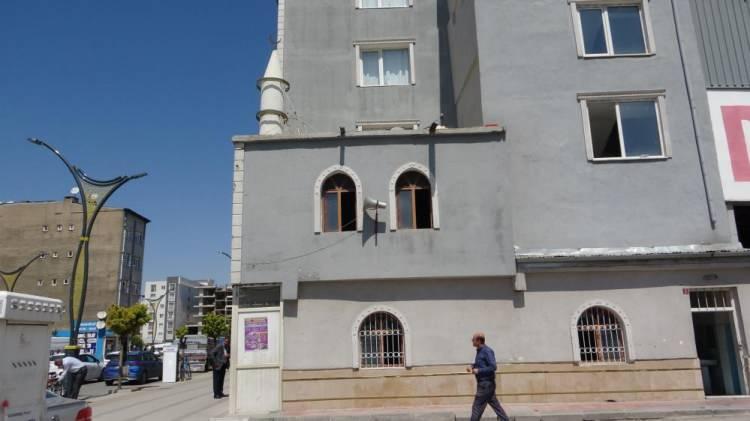 <p>İpekyolu ilçesinde 1990 yılında ibadete açılan Hacı Mazhar Başak Camii, 31 yıldır mahalle sakinlerinin dini vecibelerini yerine getirmesine olanak sağlıyor. Seyahat otobüslerinin olduğu bir bölgede hizmet veren cami, özellikle yolculuk yapan vatandaşların akınına uğruyor.</p>