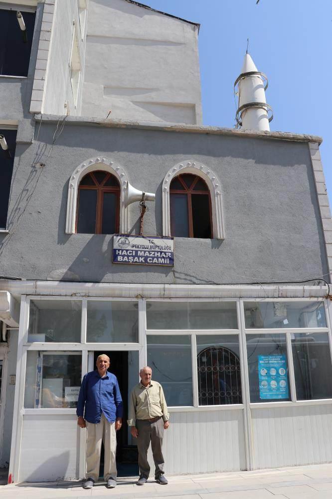 <p>Vatandaşlar ise caminin çevredeki esnafın ve yolcuların işini kolaylaştırdığını ifade ederek, “Bu bir velinimettir. Bu cami buradaki esnafın işini kolaylaştırmıştır. Allah yapandan razı olsun” diye konuştular.</p>