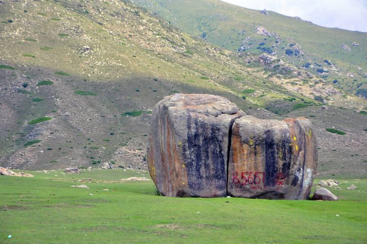 <p>Yayla, eşsiz manzarasıyla ziyaretçilerini kendisine hayran bırakırken kristal berraklıktaki suyu ılık Kutsal Göl, burada bulunuyor.</p>
