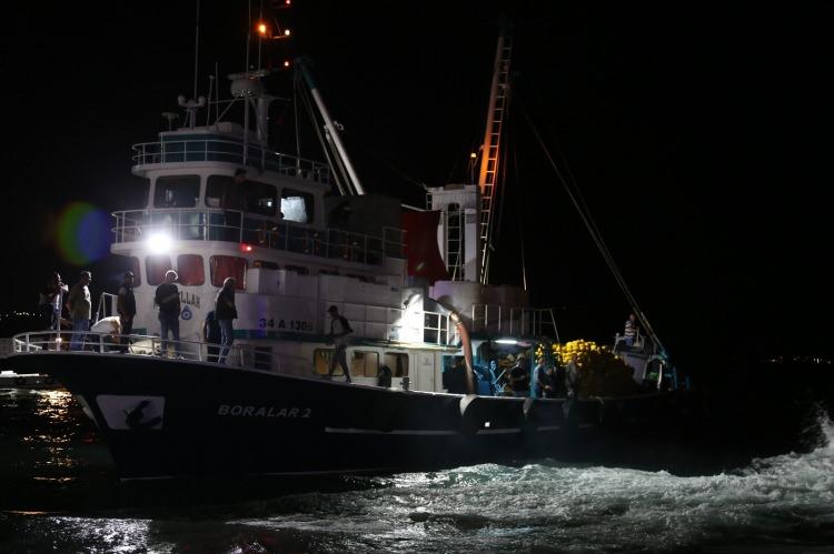 <p> Denizlerde av yasağının sona ermesiyle Trabzon'daki balıkçılar, "vira bismillah" diyerek denize açıldı.</p>
