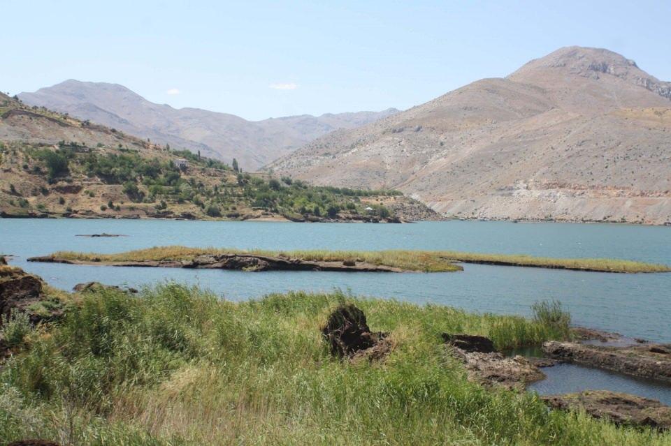 <p>Fizibilite çalışmasının ardından detaylı çalışma ile yüzen adaların zeminine ağırlık bağlanarak hareketinin kısıtlanması veya belirli mesafelerde birbirine bağlanarak kıyıya yanaşmasının engellenmesi yöntemleri ön plana çıktı. </p>