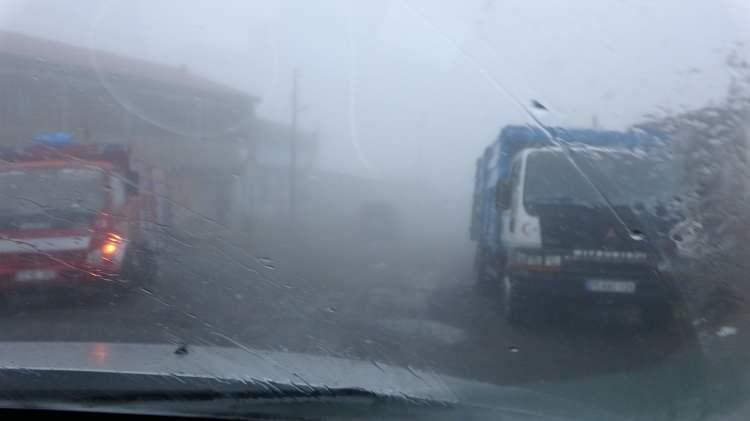 <p>Ardahan’da bir süredir etkili olan sis özellikle ulaşımı olumsuz yönde etkiliyor.</p>
