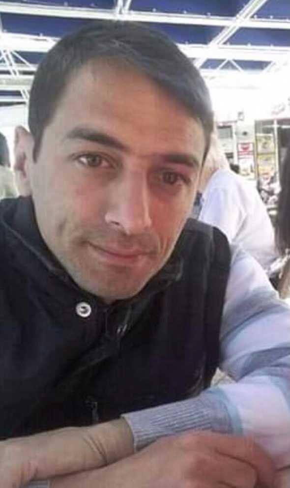 <p>Sanığın ifadelerini kabul etmeyen kayınvalide Şule B. şahsın cinayet günü kapıya gelerek zile bastığını dile getirdi. Şule B., "Kim o diye seslendim, 112 sağlık ekibi olduğunu söyledi. Kapıyı açtım, hemen kapıyı iteleyerek saldırmaya başladı ve bacağımdan bıçakladı. Aslı'ya seslendim kızımı da boynundan bıçaklamış o esnada bayıldığım için tam hatırlamıyorum" ifadelerini kullandı.</p>

<p> </p>
