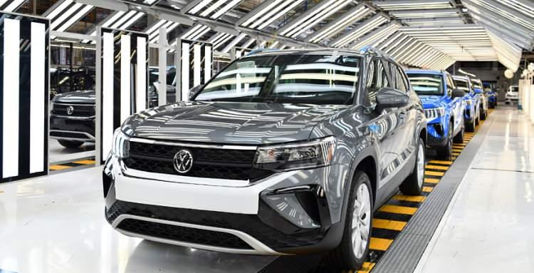 <p>Volkswagen, Passat ve Tiguan modellerinde artık sadece otomatik şanzımanın yer alacağını açıkladı.</p>
