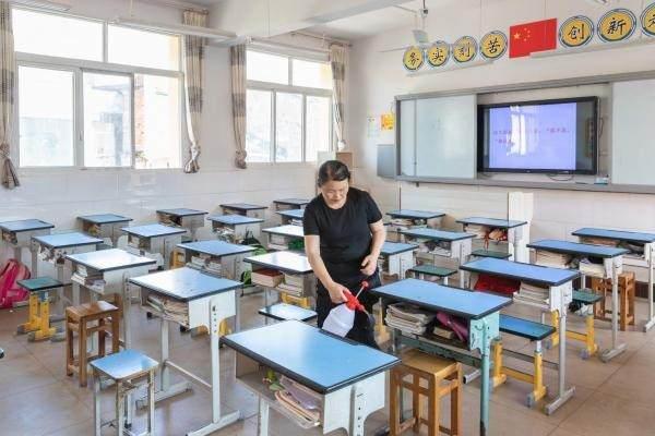 <p><em><strong>Buna göre yüz yüze eğitim başladığında okullarda alınacak Kovid-19 tedbirleri özetle şöyle olacak:</strong></em></p>

<p>- Öğretmenler, eğitim personeli, kantin çalışanları ve öğrenci servisi personeli ile öğrenciler ile aynı ev içerisinde yaşayanların tam doz aşılarının tamamlanmış olması önerilecek.</p>
