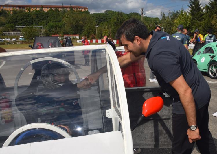 <p>Öğrencilerle fotoğraf çektiren Bayraktar, gazetecilere, TEKNOFEST bünyesinde düzenlenen bu tarz yarışların yoğun ilgi gördüğünü söyledi.</p>
