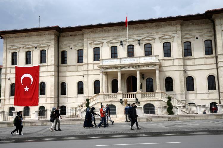 <p>Osmanlı dönemi sivil mimarlık örneklerinden Atatürk ve Kongre Müzesi, kongrenin yapıldığı günlerdeki haliyle muhafaza ediliyor. Tarihi binada Sivas Kongresi'nin 102'nci yıl dönümü dolayısıyla yoğunluk yaşanıyor.</p>