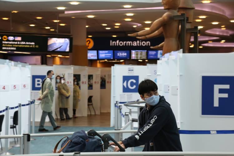 <p>Kanada, ülkeye gelecek yolcuların, aşılarını Kanada'ya girmeden en az 14 gün önce yaptırmış olmalarını şart koşuyor.</p>
<p> </p>