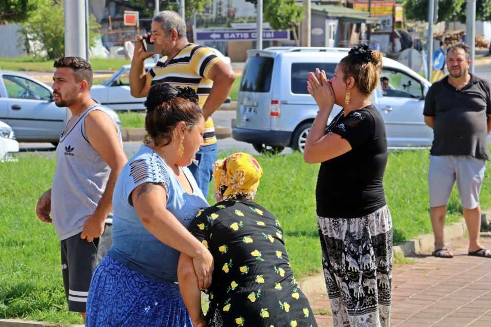 <p>Kaza, dün Kepez ilçesine bağlı Güneş Mahallesi Altınova Caddesi üzerinde meydana geldi. Edinilen bilgiye göre, 07 APF 054 otomobilin sürücüsü Mümin Hezer (26), iddiaya göre önüne çıkan at arabasına çarpmamak için direksiyonunu kırdı. </p>