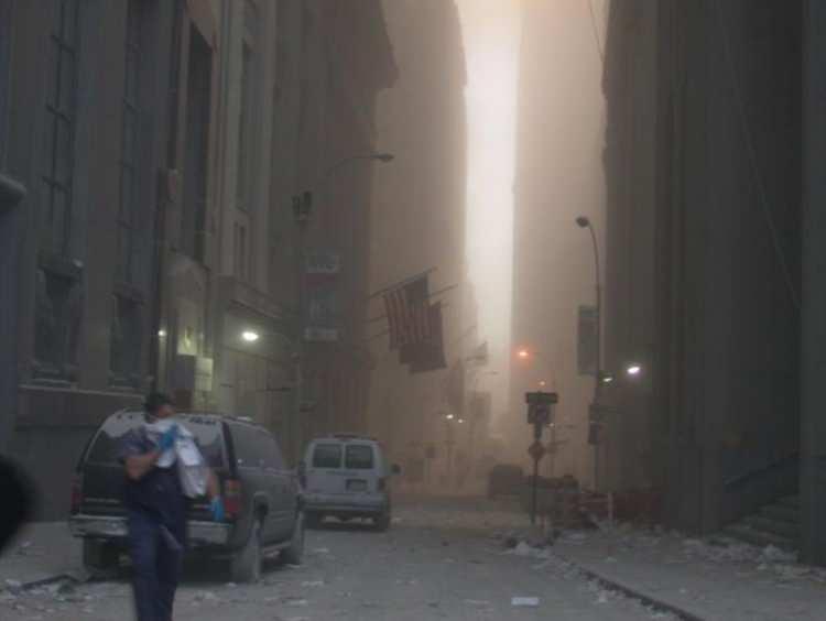 <p>Saldırılar sonrası New York kentinin gökdelenleriyle meşhur Manhattan semtini bir toz bulutu kapladı. </p>
