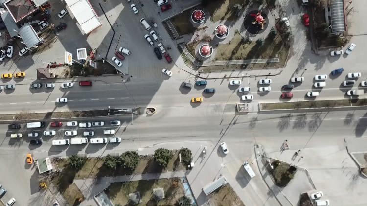 <p>Kırıkkale Belediye Başkanı Mehmet Saygılı, 20 projenin tanıtım toplantısında; ASELSAN tarafından geliştirilen ve kent merkezindeki 17 kavşakta kurulumu tamamlanan <strong>“trafik sinyalizasyonu ve yapay zekâ akıllı kavşak”</strong> projesi hakkında bilgiler aktardı.<br />
</p>