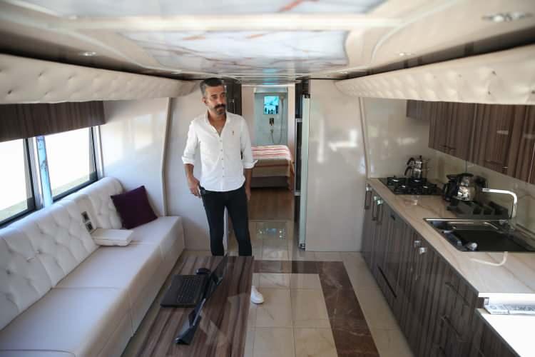 <p>Antalya'da, satın aldığı otobüsü zevkine göre tasarlayıp "Mustan" adını verdiği lüks karavana dönüştüren Mustafa Tansu Atıcı, doğayla iç içe tatil yapmanın keyfini çıkarıyor.</p>

<p> </p>
