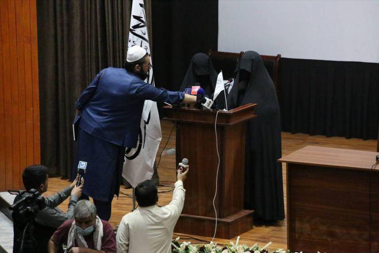 <p>Gelen son görüntülerde de Afganistan’ın başkenti Kabil’deki Kabil Eğitim Üniversitesi’nde düzenlenen Taliban’a destek programına kadınların yoğun katılım gösterdiği görülüyor.</p>