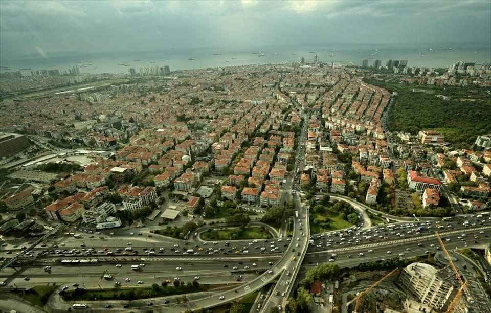 <p>Yeni eğitim öğretim döneminin başlamasıyla İstanbul'da toplu taşımada ve trafikte yoğunluk yaşanıyor. Polis ekipleri, oluşabilecek olumsuzluklara karşı helikopterle havadan denetim gerçekleştirdi.</p>

<p> </p>
