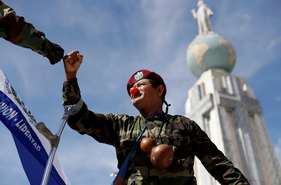 <p><strong>Muhalefetten sert eleştiri</strong><br />
<br />
Protestocular, söz konusu adımın Latin Amerika'nın en fakir ülkelerinden biri olan El Salvador’da ekonomik istikrarsızlığa neden olacağını savunuyor. Muhalif siyasiler de protestocuları destekleyerek, Bitcoin’deki düşüşün El Salvador’a 3 milyon dolar kaybettirdiğini belirtti.</p>
