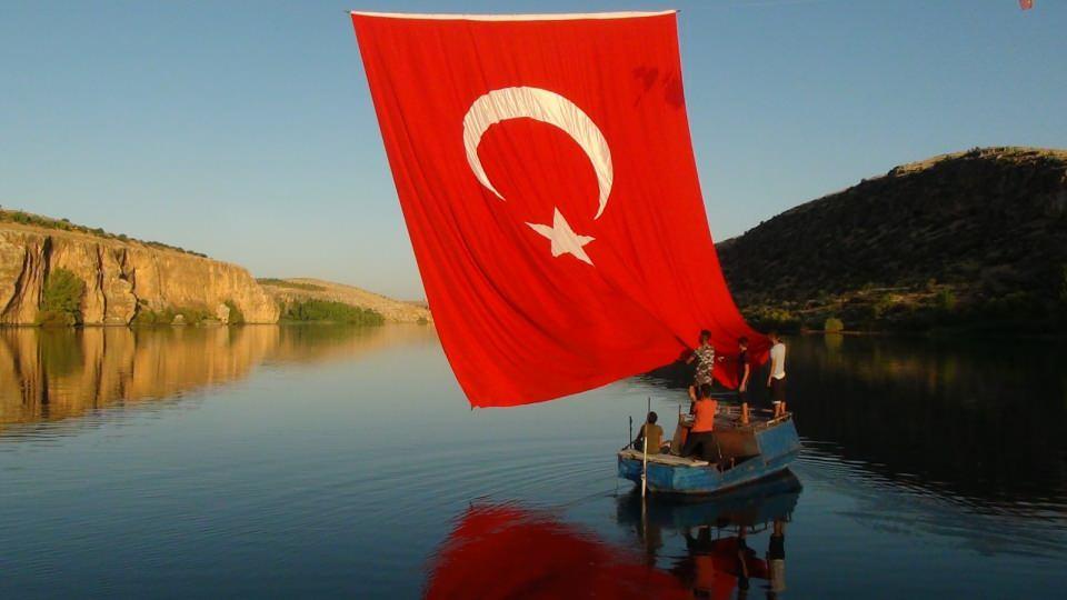 <p>Adıyaman'ın Besni ilçesinde bir grup genç, Irak ve Suriye'de görev yapan askerlere destek için Fırat ve Göksu nehirlerinin birleştiği Kızılin köyü kanyonuna 96 metrekarelik Türk bayrağı ile 'Kürt-Türk kardeştir' yazılı pankartı astı.</p>

<p> </p>
