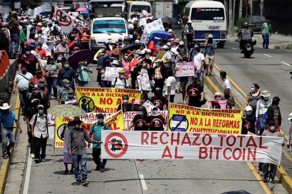 <p>Orta Amerika ülkesi El Salvador, Haziran ayında kripto para birimi Bitcoin'in ülkede yasal para birimi olarak kullanılmasını onaylayarak Bitcoin’i yasal para birimi haline getiren ilk ülke olmuştu. </p>

<p> </p>
