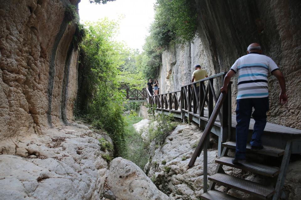 <p>Birçok medeniyete ev sahipliği yapan kenti ziyaret etmekten duyduğu memnuniyeti belirten Karadavut, "Hatay, hem tarih hem doğa hem de gastronomi olarak Türkiye'de yeri farklı olan bir şehrimiz." diye konuştu.</p>

<p> </p>
