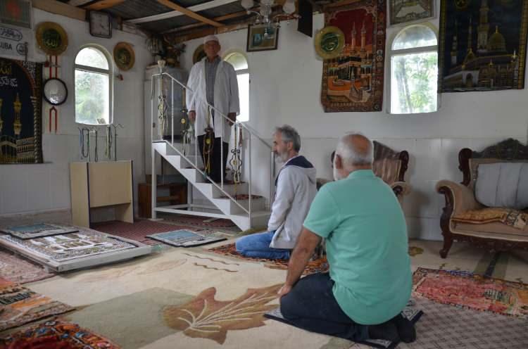 <p>Minareler kısa gelince 5 metre de sacdan ekleme yaptım. Bu şekilde 10 minareli bir mescit yapmış oldum. Mescidi tek başıma 2 senede yaptım. 2005 yılından beri de mescidi kullanıyoruz” dedi.</p>

<p>Ramazan Gündüz, mescidin etrafına tuvalet, abdestlik de yaptırdı ve çevresine zeytin, armut, incir ile çam ağaçları diktirdi.</p>
