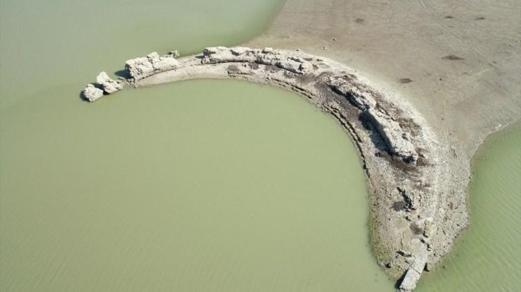 <p>Adana'daki Seyhan Baraj Gölü'nde suların çekilmesiyle Roma dönemine ait Augusta Antik Kenti'nin bir bölümü gün yüzüne çıktı.</p>

<p> </p>
