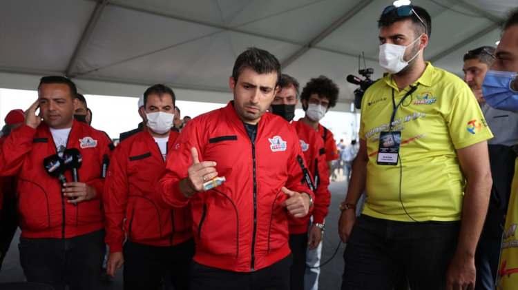 <p>Bu olaylarda İHA'ların sadece yangının tespitinde kullanıldığını dile getiren Bayraktar, "Böyle bir teknoloji geliştirilecek olsa, bunun hava aracının otomatik bir şekilde insandan daha hassas bir şekilde yapması gereken manevraları hesaplayıp tam o sırada da suyu boşaltması gerekiyor, o da bir hesap meselesi. Pilot bunu binlerce saatlik uçuş deneyimiyle ancak yapabiliyor ki bu yıl kaza da yaşandı. Buradaki yarışmadan gelişen teknoloji, gençlerin çalıştığı bu teknoloji o alanda da rahatlıkla kullanılabilir. Afetlerle mücadelede de insansız hava araçlarının kullanımını sağlayacak bir yarışma bu: Savaşan İHA Yarışması." ifadesini kullandı.</p>
