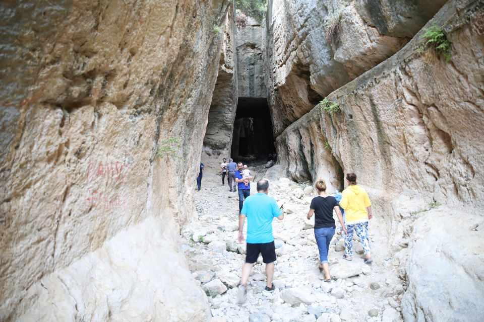 <p>Titus Tüneli'ni gezenler, yakınındaki Beşikli Mağara'yı da ziyaret ediyor.</p>

<p> </p>
