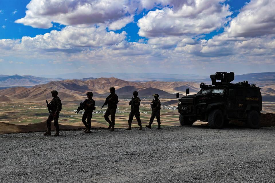<p>Görevlendirilen 750 özel harekat polisi 50 zırhlı araçla, jandarma ekipleri de 9 tabur, 44 karakol ve 150'ye yakın kulede sınır güvenliğini sağlıyor.</p>
