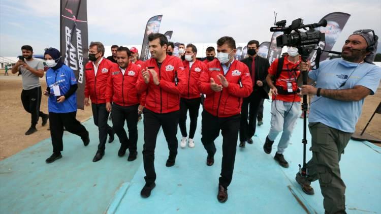 <p>TEKNOFEST Havacılık, Uzay ve Teknoloji Festivali kapsamında Bursa'da Yunuseli Havaalanı'nda düzenlenen "Savaşan İnsansız Hava Araçları (İHA) Yarışması"nı takip ederek katılımcı ekiplerle görüşen ve araçlarını inceleyen Bayraktar, basın mensuplarına değerlendirmelerde bulundu.</p>
