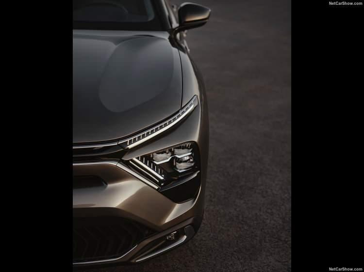 <p>Citroen, otomotiv dünyasında ve D segmentinde dengeleri değiştirecek olan yenilikçi modeli C5 X’in tasarım özelliklerini gün yüzüne çıkardı.</p>
