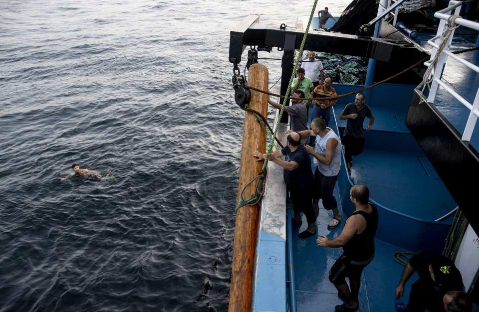 <p>Ağustos ayının sonlarına doğru Karadeniz'in farklı kentlerinden Sinop'a gelen balıkçılar, av sezonunun başladığı 1 Eylül'de "Vira Bismillah" diyerek teknelerle demir aldı. </p>
