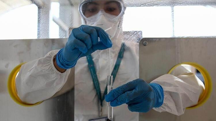 <p>Diğer görüş ise, işverenden, test konusunda talep gelmesi halinde işçinin bu testi zorunlu olarak yaptırması gerektiğinden hem aşı olmayan hem de test yaptırmayan işçinin iş sözleşmesi işveren tarafından hemen feshedilebilir. Ortak görüş ise bu konunun yargı kararına bağlı olacağı. Daha açık bir anlatımla, test yaptırmayıp da işten çıkartılan işçinin mahkemeye başvurması halinde yargının vereceği karar emsal teşkil edecek.</p>
<p> </p>
