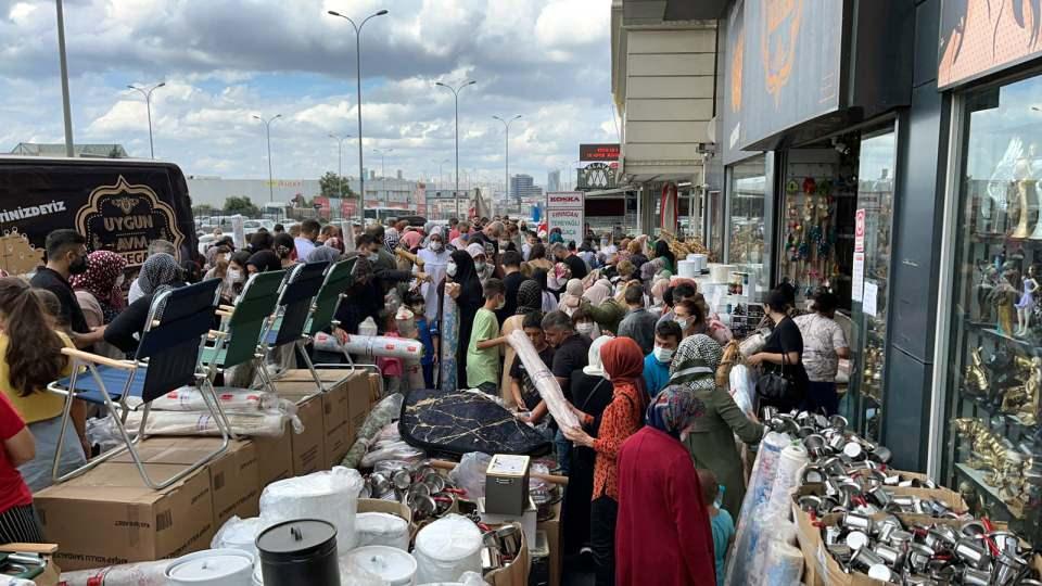 <p>Avcılar’da bir mağaza tarafından düzenlenen 50 TL’ye halı kampanyası nedeniyle izdiham yaşandı.</p>