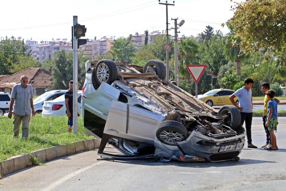 <p>Antalya’da önüne çıkan at arabasına çarpmamak için direksiyonu kıran sürücünün otomobili takla attı.</p>