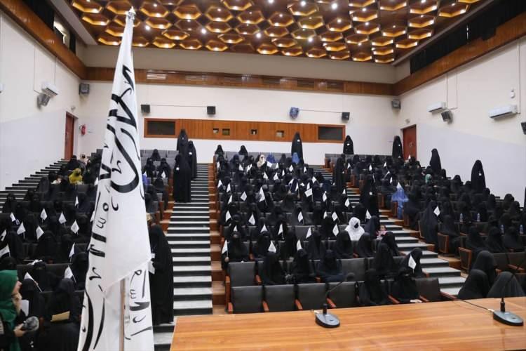 <p>KAMPÜSTE BELİRLİ KISIMLARA GİREBİLİYORLAR</p>
<p>Reuters'a konuşan üniversite öğrencilerine göre, kadınlara ayrı eğitim veriliyor ve kampüsün sadece belirli bir kısmına girebiliyorlar.</p>