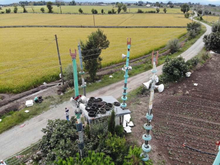 <p>Mescidi ilginç yapan sadece minarelerin çokluğu değil. Nikelaj kaplı minarelerde yeşil renkli şerefeler ve tepesinde de kırmızı renkte hilaller bulunuyor.</p>
