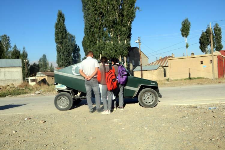 <p>Öğrenciler arabaya meraklı gözlerle baktı. İnşallah bu öğrencilerde geleceğin en iyi arabalarını yaparlar ve bu yaptığım araba onlara ilham olur. Bundan sonra kızımı yaptığım arabamla okula götürmeyi düşünüyorum. </p>
