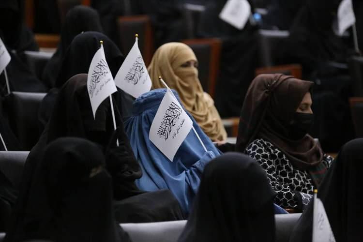 <p>Afganistan’ın başkenti Kabil’deki Kabil Eğitim Üniversitesi’nde kadınların yoğun katılım gösterdiği Taliban’a destek programı düzenlendi.</p>