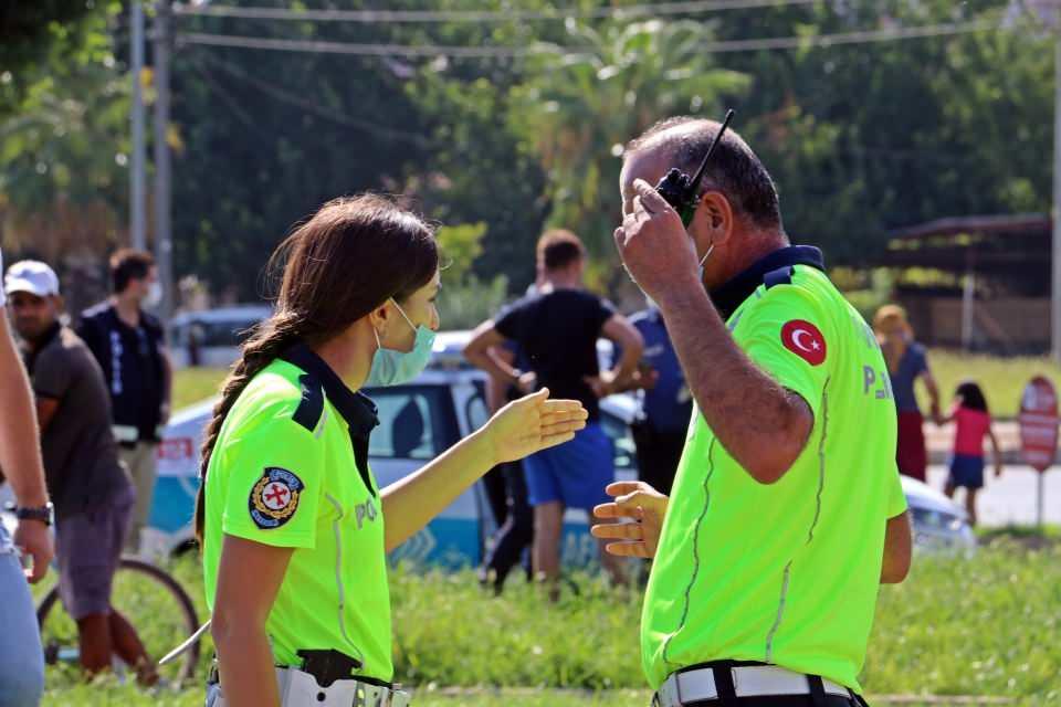 <p>Baygınlık geçirip uzun süre gözyaşı döken sürücünün yakınları, cep telefonundan sürücünün ambulansa bindirildiği ana ait fotoğrafın gösterilmesiyle sakinleşti.<br />
Kazayla ilgili polis inceleme başlattı.</p>
