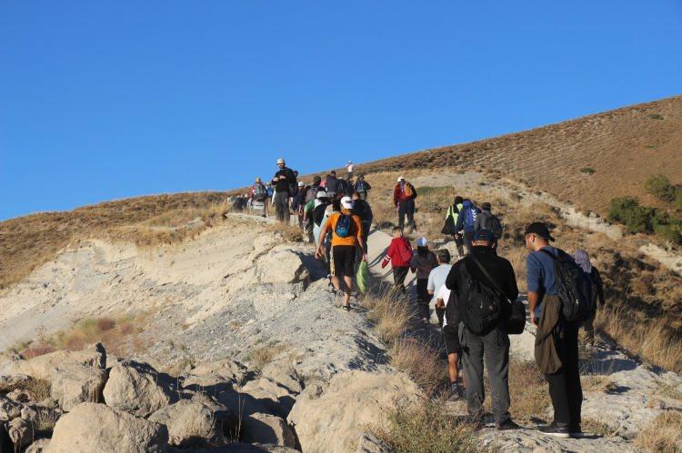 <p>Yaklaşık 70 kişilik bir sporcu ve aktivist kafilemiz var. Biz bu zirvelerde Van Gölü’nü, <strong>Nemrut</strong>’un iki gölünü ve Nazik Gölü olmak üzere üç gölü aynı anda görmüş olacağız” dedi.</p>