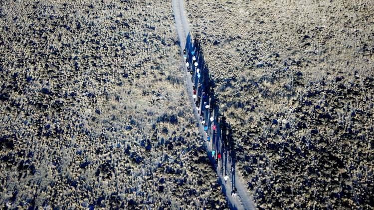 <p>Nemrut Çanağı yürüyüşüne katılan dernek üyesi 70 doğasever, Nemrut Kalderası'nın ağız genişliği olan 40 kilometreyi 12 saatte yürüdü.</p>