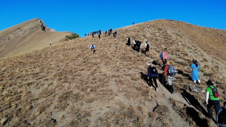 <p>Nemrut Dağı'nın Tatvan yamacında tırmanış yapan doğaseverler, zirve yürüyüşü boyunca sol yönde Nemrut Krater Gölü'nü, sağ yönde ise sırasıyla Tatvan, Van Gölü, Süphan Dağı, Ahlat, Nazik Gölü, Güroymak, Atatürk Dağı, Bitlis ve Güneydoğu Toros Dağları'nı görme imkanı buldu.</p>