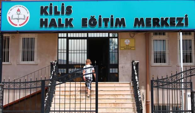 <p><strong>AÖL İlk Kayıtlar Ne Zaman Yapılacak?</strong></p>
<p>Açık Öğretim Lisesine ilk kez kayıt yaptıracak öğrenciler benzer şekilde kayıt işlemlerini 6 Eylül-3 Ekim tarihleri arasında yapacak. İlk kez kayıt yaptıracak öğrenciler AÖL kayıt yenileme ücretini anlaşmalı bankalara yatırdıktan sonra Halk Eğitimi Merkezi Müdürlüğüne müracaat ederek ilk kayıt işlemini tamamlayacak.</p>