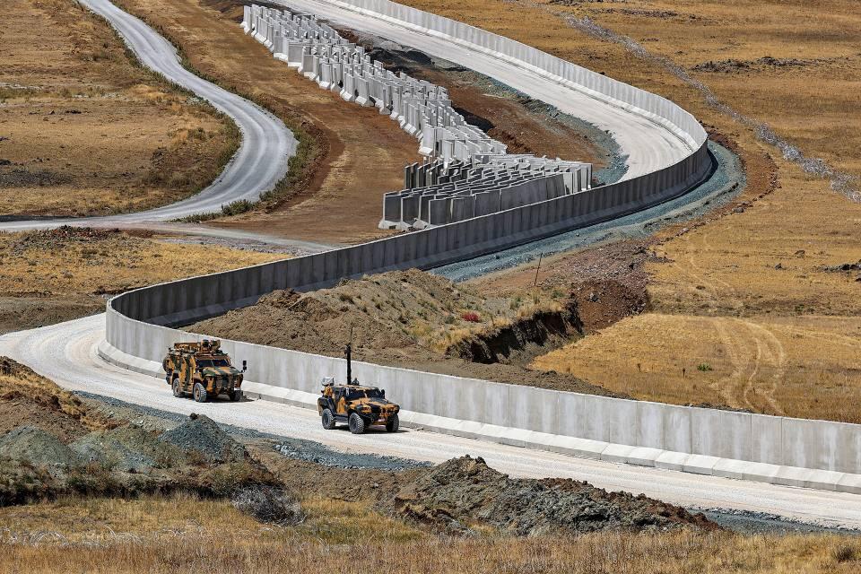 <p>Van'ın Çaldıran ilçesinin İran sınırında başlatılan ve Ağrı'nın Doğubayazıt ile Hakkari'nin Yüksekova hattına kadar uzanan modüler duvar ve akıllı kule çalışmaları sürüyor. </p>
<p> </p>