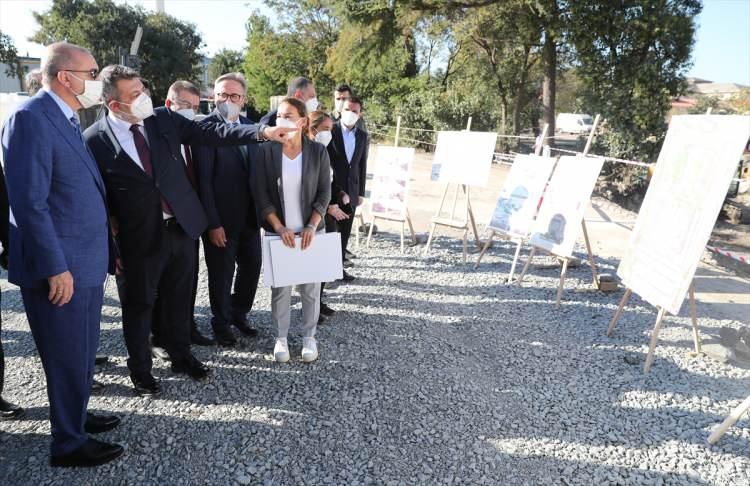 <p>Cumhurbaşkanı Recep Tayyip Erdoğan, MUSİAD 26. Olağan Genel Kurulu'na katıldıktan sonra Taksim'e geçti. Yapımı devam eden Atatürk Kültür Merkezi'ne incelemelerde bulunan Cumhurbaşkanı Erdoğan'ın ikinci durağı kütüphane inşaatı süren Rami Kışlası oldu.</p>
