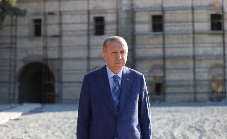 <p>Cumhurbaşkanı Erdoğan 220 bin metrekarelik kullanım sahasıyla Türkiye'nin en büyük kütüphanesi olacak Rami Kışlası'nda yaklaşık yarım saat süren incelemelerde bulundu. İncelemelerini tamamlanan Erdoğan ardından kışladan ayrıldı.</p>
